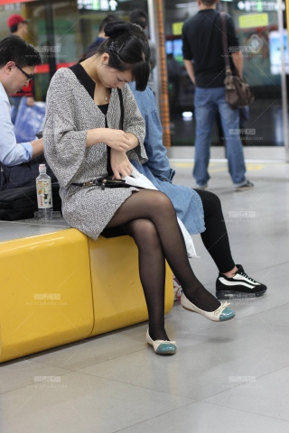 等地铁的2位都市OL，皮划艇露脚趾缝很性感