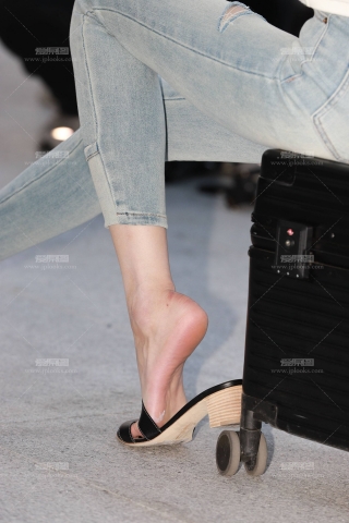 广州车展牛仔裤美腿网红-小荔枝吖