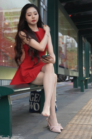 10.9拍摄尝鲜版-红裙肉丝挑鞋等公交8K5min横屏