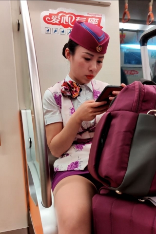 经典地铁下班坐姿豪迈的成都局熟女气质乘务员