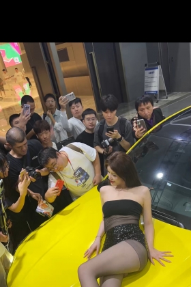 苏老师这是把车顶当自家床了啊