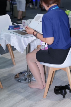 忽悠肉丝眼睛妹脱鞋拍脚