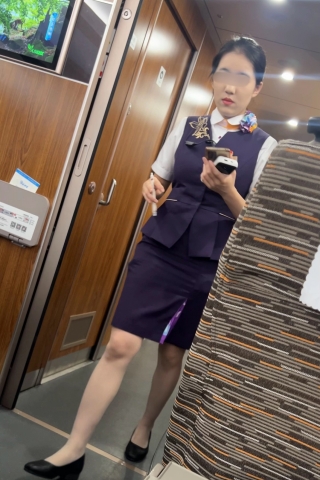 高铁乘务员工作的样子很美