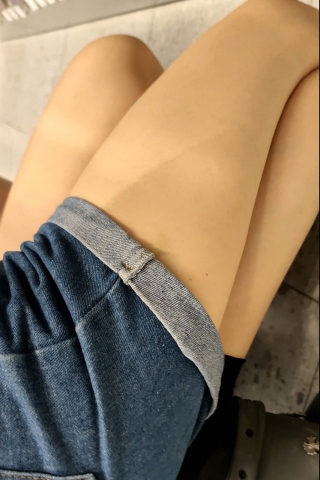 蹲姿美女的肉长美腿gsdf353