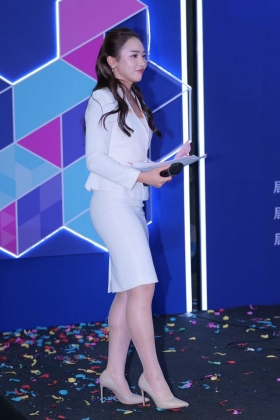 肉丝美女主持人