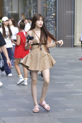 拿相机的低胸小姐姐 50618-58