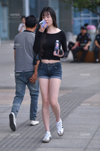 热裤小妹 250918-49