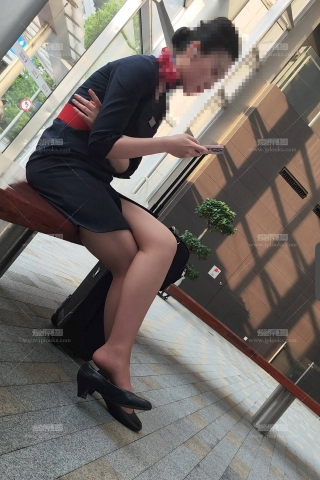 25稀少场景4K东航空姐飞了一天丝袜脚挑鞋歇歇