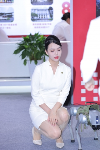 甜美可爱的案场肉丝礼仪小姐