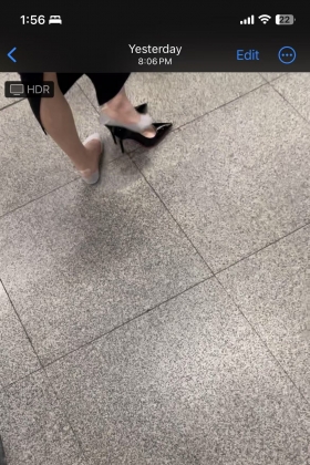 高跟鞋走路太累直接脱下来