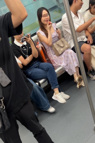 很有韵味的熟女车上挑鞋晾脚休息