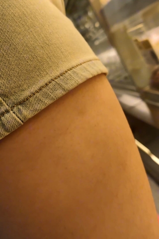 看蛋糕的丰满臀腿妹子gfjh3567