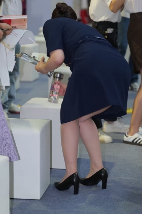 展会丰腴型肉丝少妇