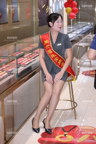 珠宝店搭讪灰丝熟女拍照