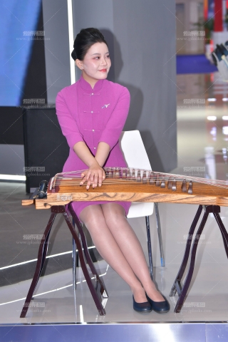 南航空姐粉色制服弹古筝 251024-63