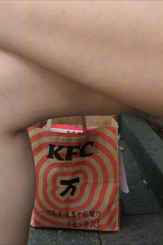 妹子超短牛仔裙秀出大腿根部7hncmzdlt