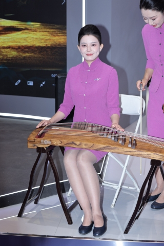 南航韵味空姐弹古筝，肉丝足弓诱人