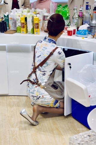 海航饮料餐区后台空姐蹲姿态【图片+视频】