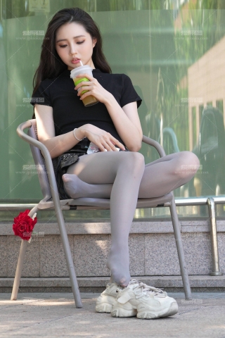 漂亮美女灰丝秀美腿相机8K画质横屏5min