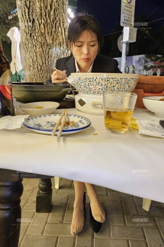 某银行轻熟职员餐桌下的丝腿手机4K8min手机图18P