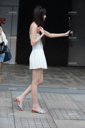 不知美女在聊什么呢