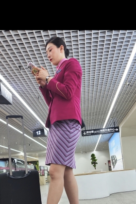 4K视频航站楼偶遇南航气质韵味空姐肉丝高跟