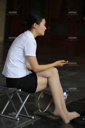 空乘大学生排队面试空姐肉丝拖鞋凉脚休息