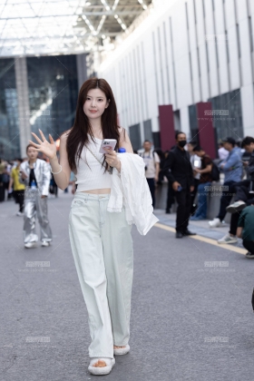 4.29 网红车模周春晓车展下班抓拍 34P