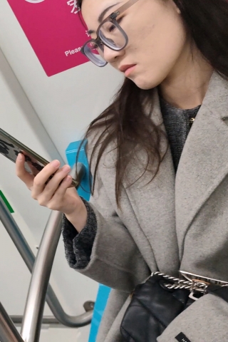 大衣美女自摸肉丝长大腿8omnzmdy