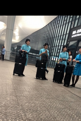 厦航空姐下班等大巴车回家