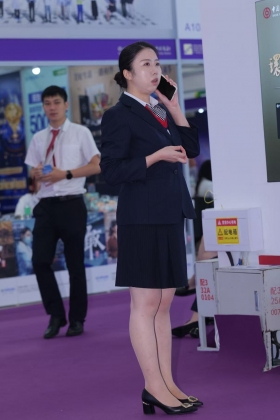 丰满圆润的肉丝少妇，这组照片较少，有赠图