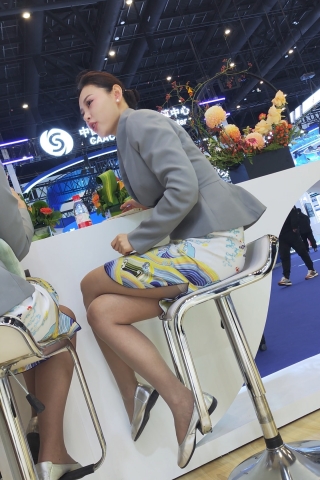 4k视频低视角海航空姐坐姿开衩裙灰丝大腿xing感