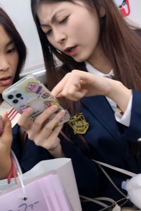 两位JK绑腿袜妹子互相说笑1bjmzdxc