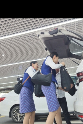 4K视频偶遇南航两位乘务长气质韵味肉丝等车