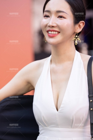 LB272-107P 上海时装周-性感深V大奶露背少妇