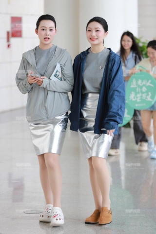 偶遇华为两位肉丝礼仪