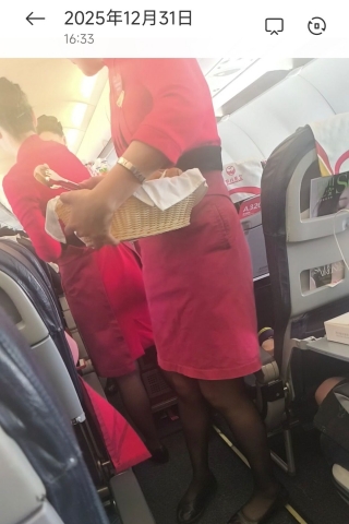 25川航空姐机上近距离拍摄-火红的制服搭配黑丝