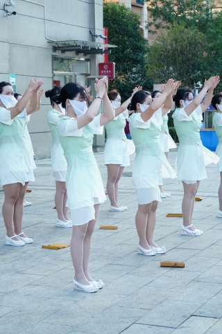 养生馆技师集体肉丝翩翩起舞