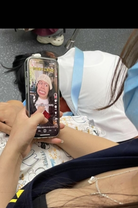 孩子睡着地铁刷视频