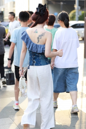 蓝色碎花斜肩T恤