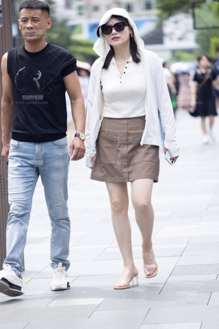 2589-13=41 透明凉高跟丰满大白腿少妇