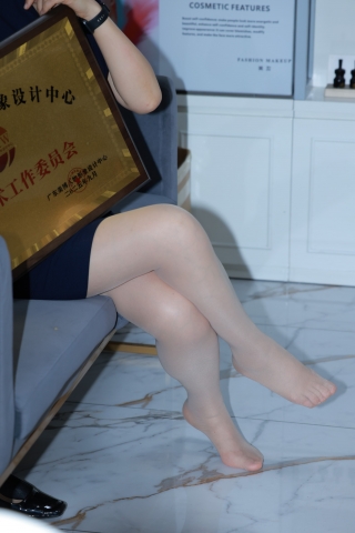 忽悠化妆品店老板娘脱鞋拍肉丝脚