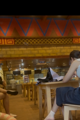 某水世界—少妇只穿白袜不穿鞋（拖鞋都不穿）