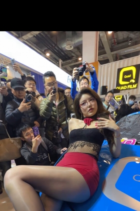 小乌苏车展大秀表情太专业了