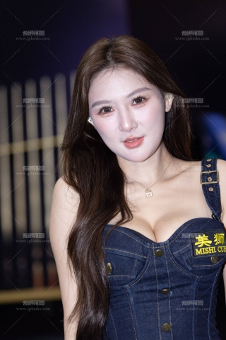 LB179-52P杭州台球展-176网红车模小白白的美胸玉足