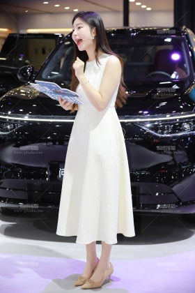 白色连衣裙主播