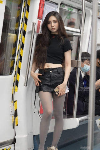 地铁里站着玩鞋的灰丝8K画质6min