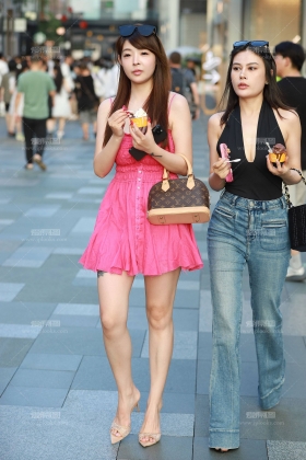 吃雪糕的小姐姐