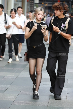 黑丝紧腰连衣裙