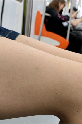 鸭舌帽女生的曲线大腿7dknzmzd